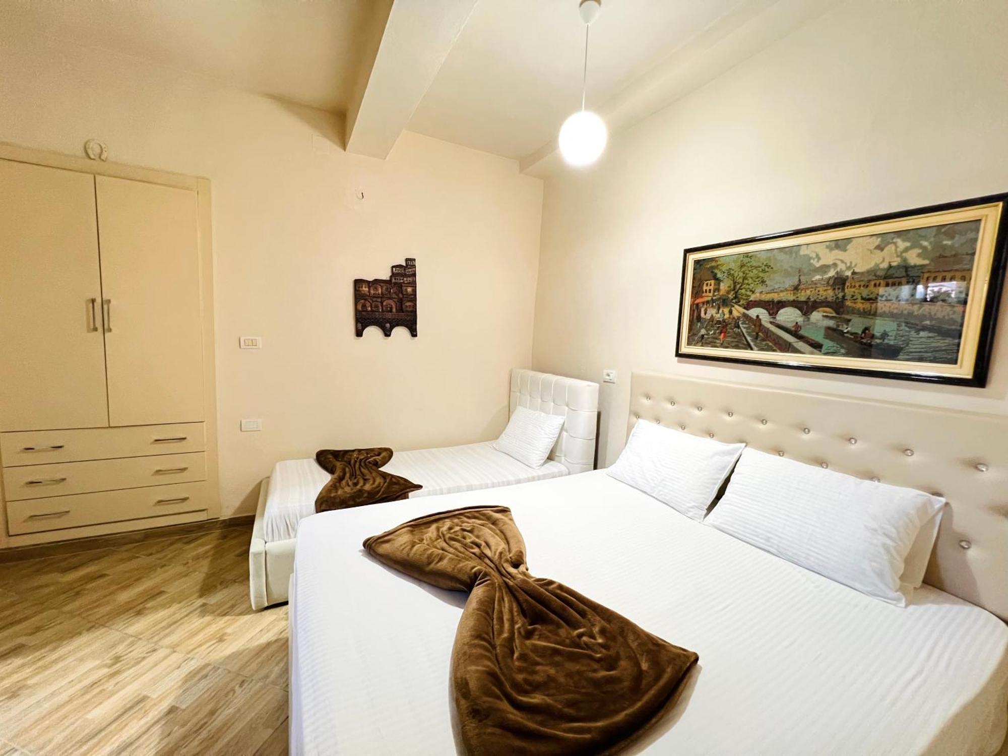 Villa Ensalv Berat - Apartment - Room - Penthouse Bagian luar foto