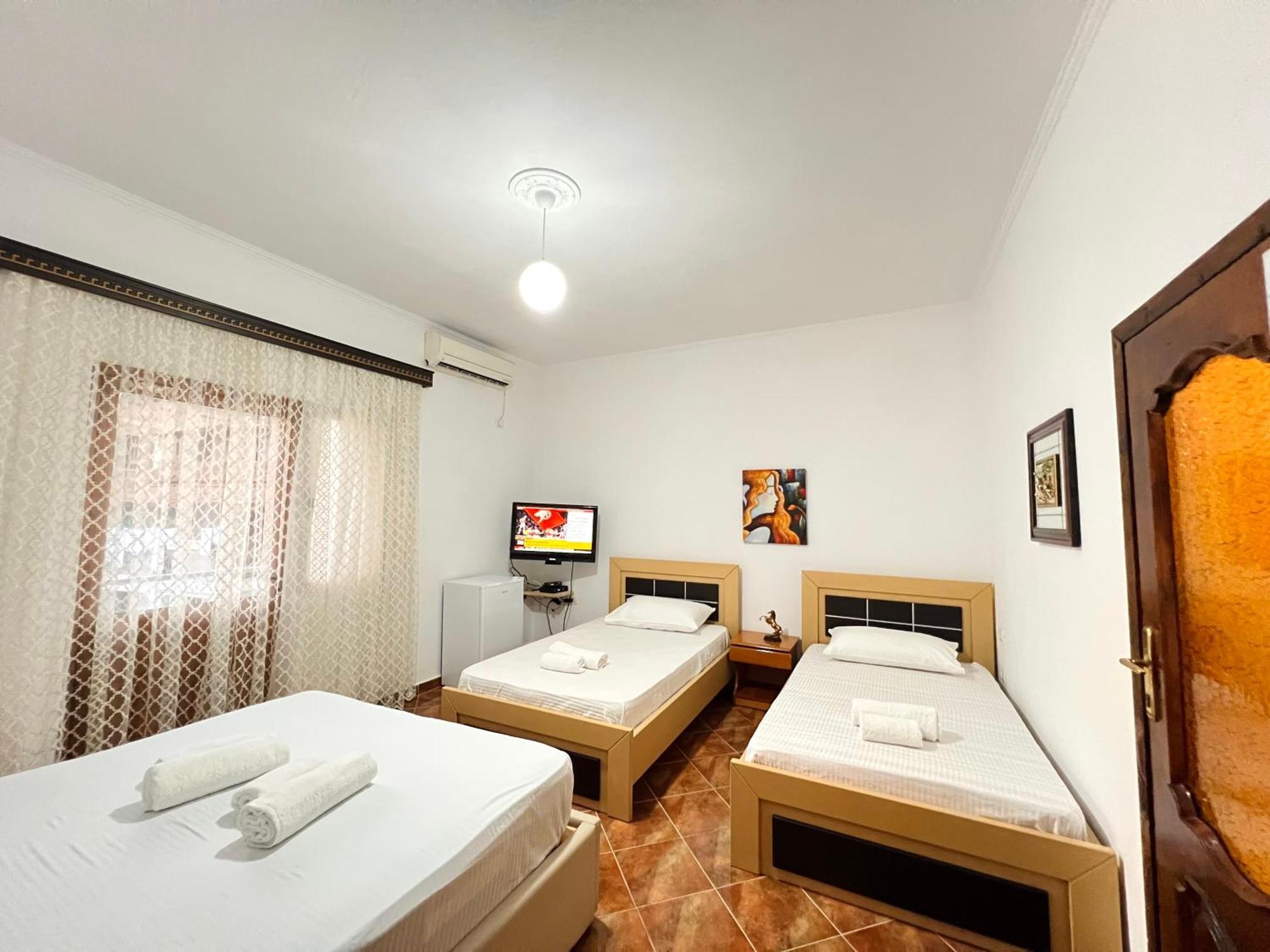 Villa Ensalv Berat - Apartment - Room - Penthouse Bagian luar foto